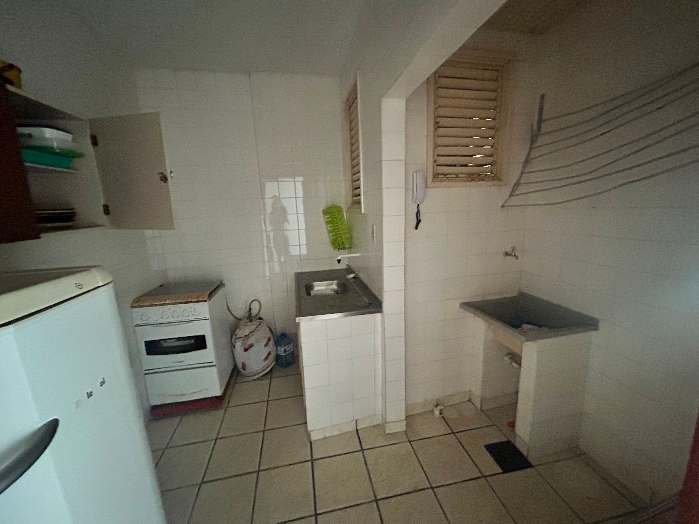 Apartamento no Centro de Peruíbe, com 43 m², 1 dormitório, varanda com vista para o mar e portaria 24 horas.