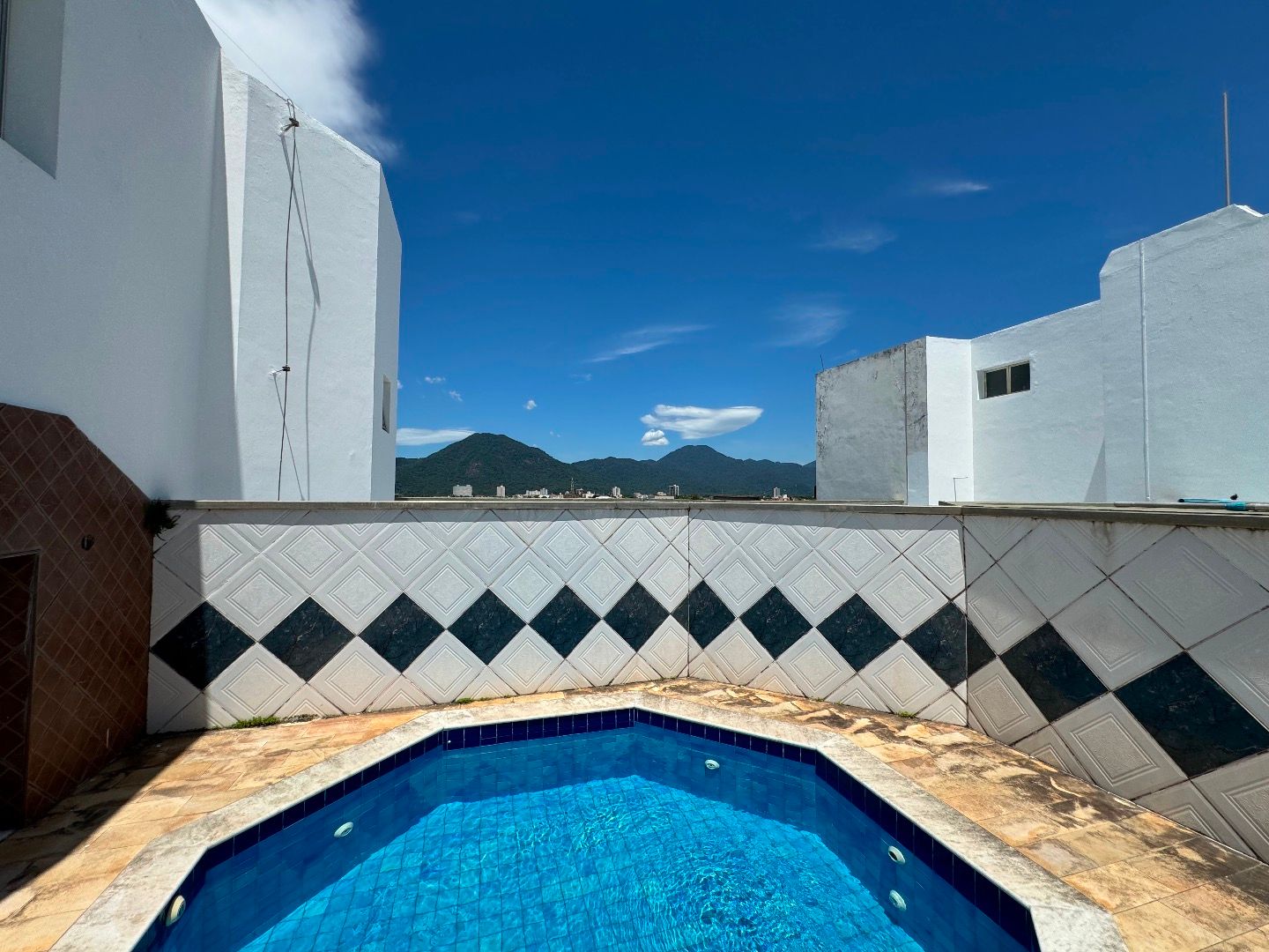 Cobertura no Balneário São João Batista, em Peruíbe, com 3 dormitórios, piscina privativa, sacada com vista para o mar e duas vagas de garagem.