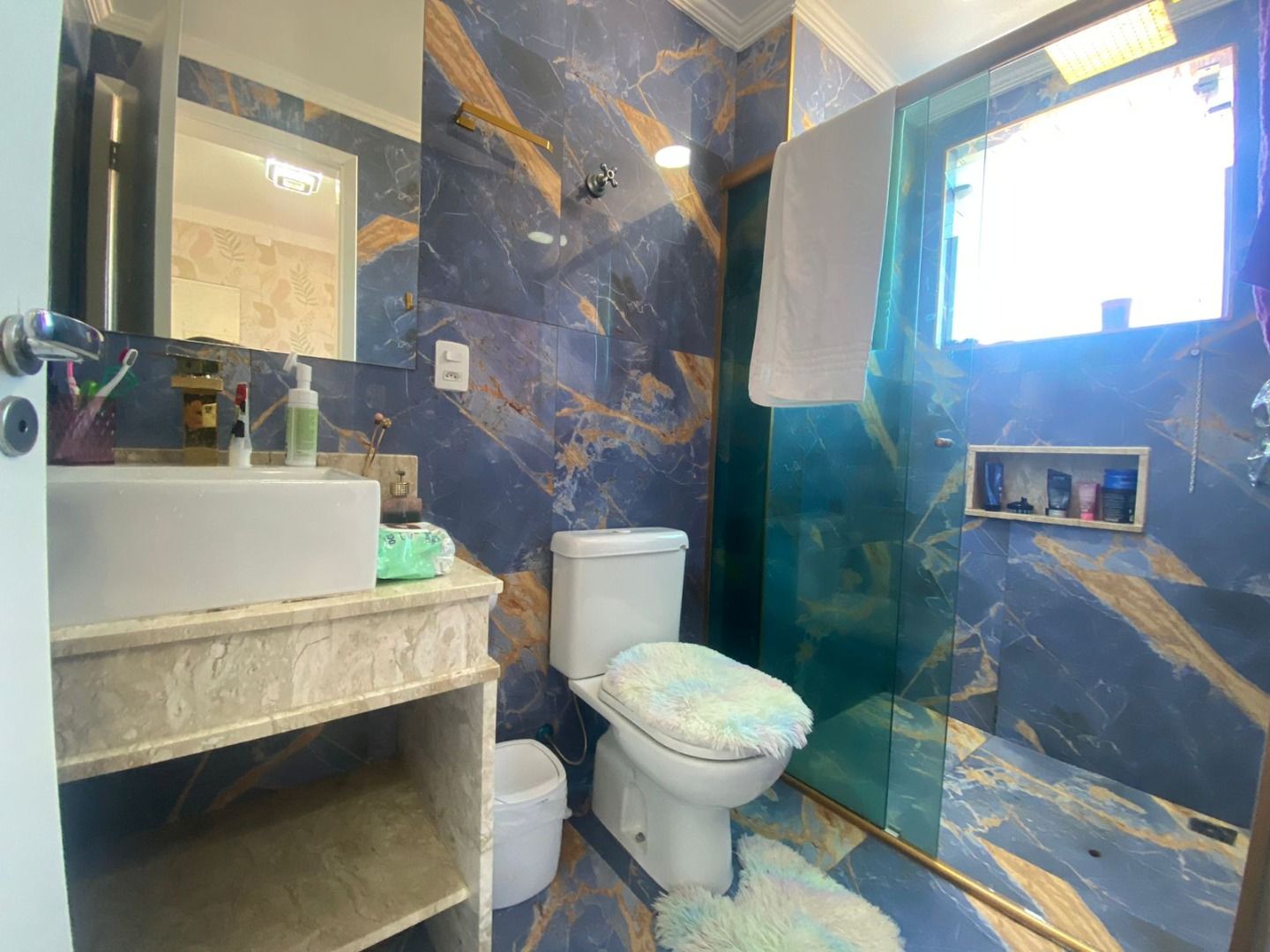 Apartamento no Centro de Peruíbe com 144 m², 3 dormitórios, varanda gourmet com vista para o mar e alto padrão.