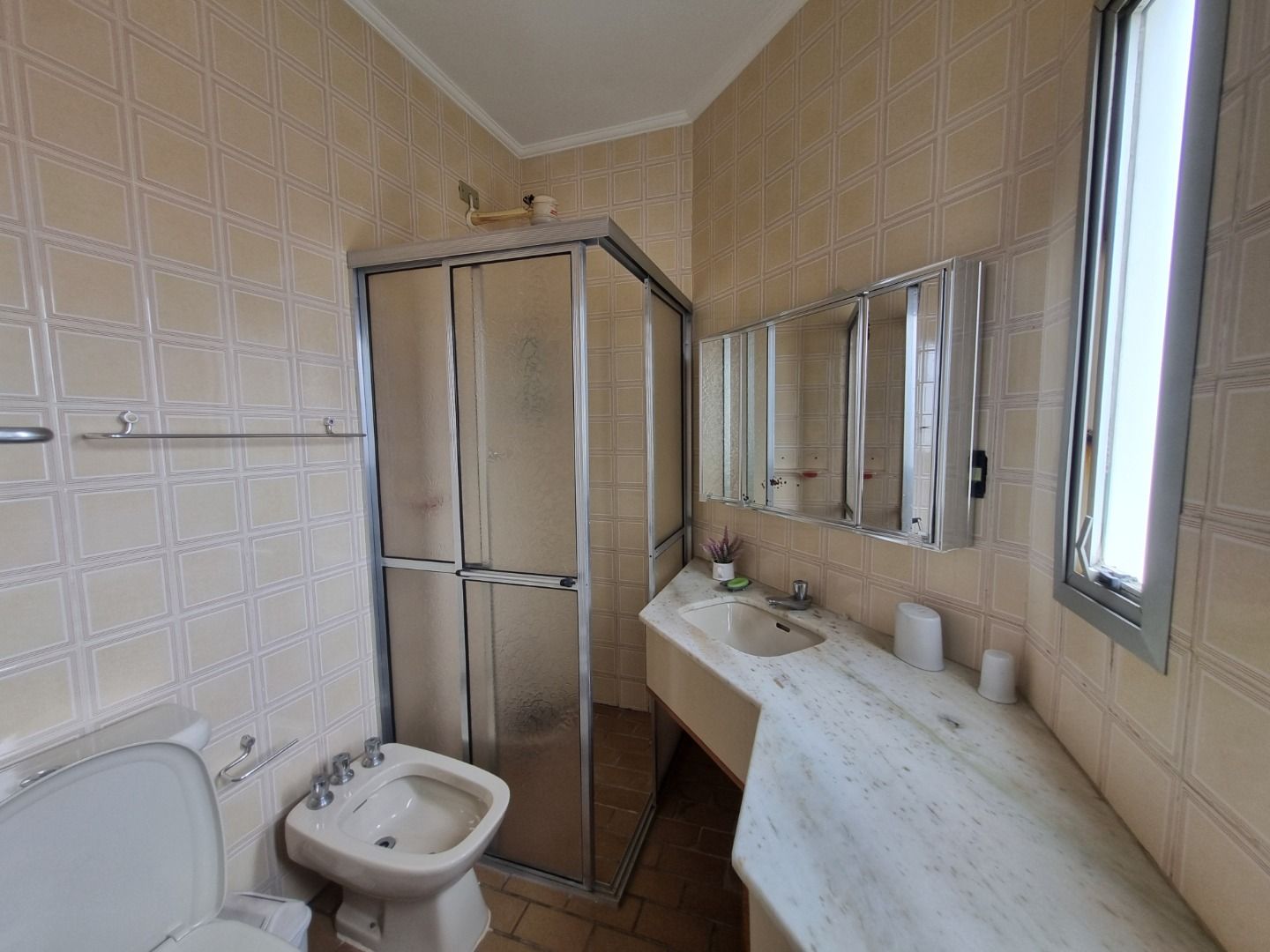 Cobertura na Estância Balneária Belmira Nova em Peruíbe com vista para o mar, sacada ampla, três dormitórios e localização a 200 metros da praia.