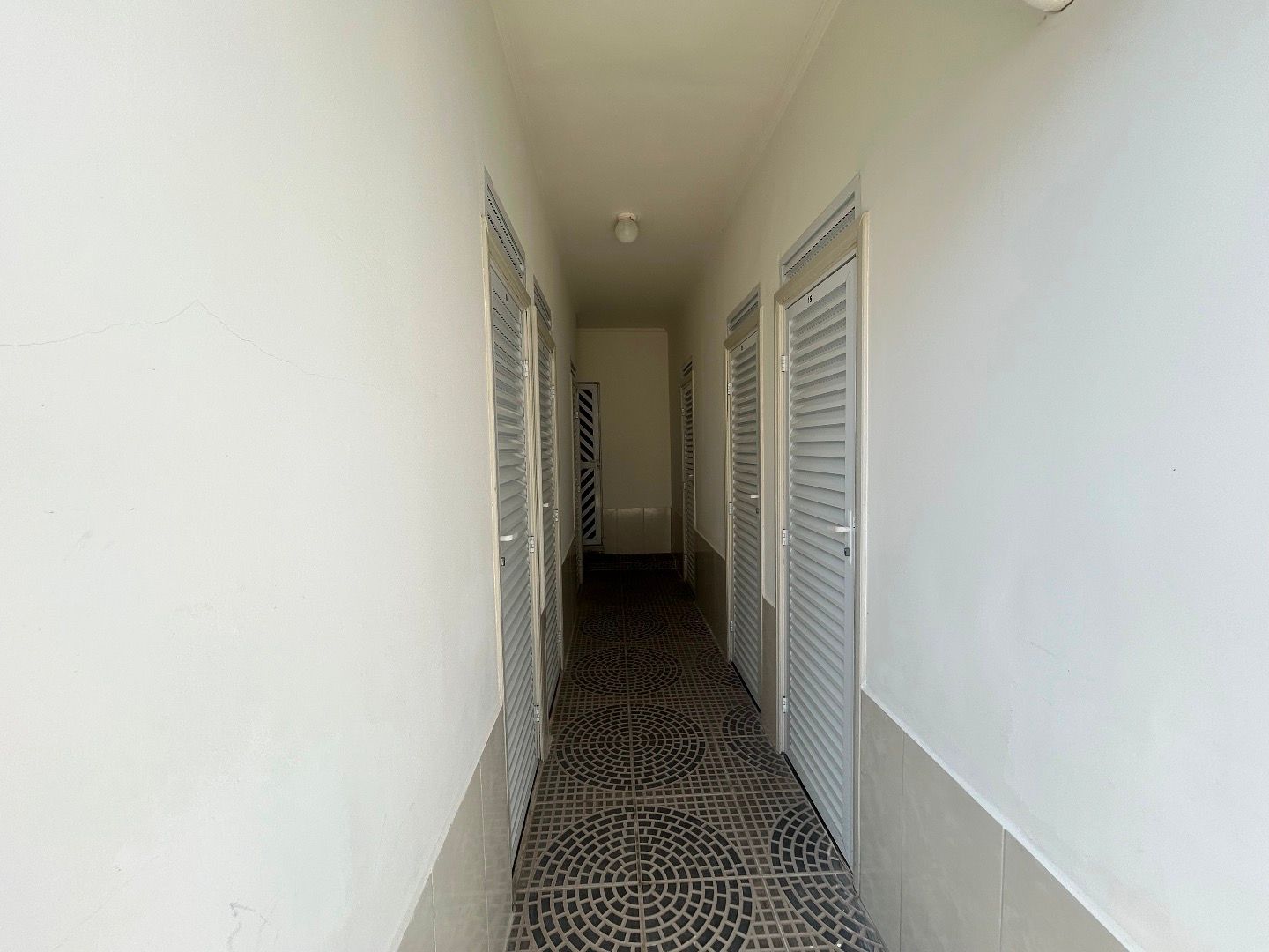 Apartamento na Balneário Stella Maris com 98 m², suíte, varanda, condomínio com piscina e a 500 metros da praia.