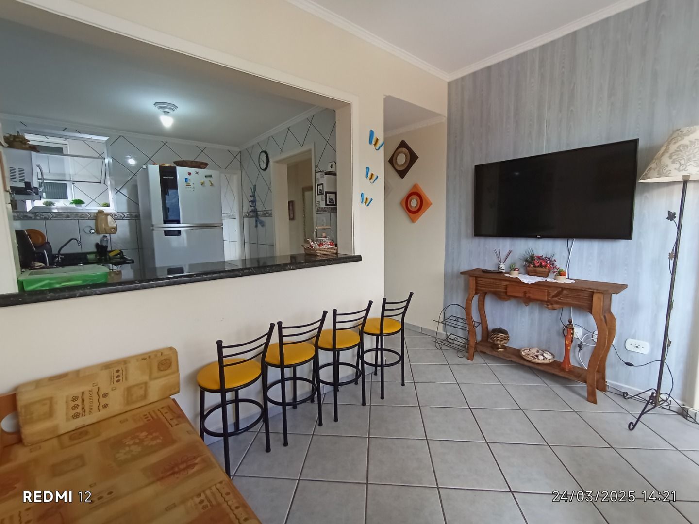 Apartamento no Balneário Stella Maris, em Peruíbe, com vista para o mar, 65 m², cozinha americana e localização privilegiada.
