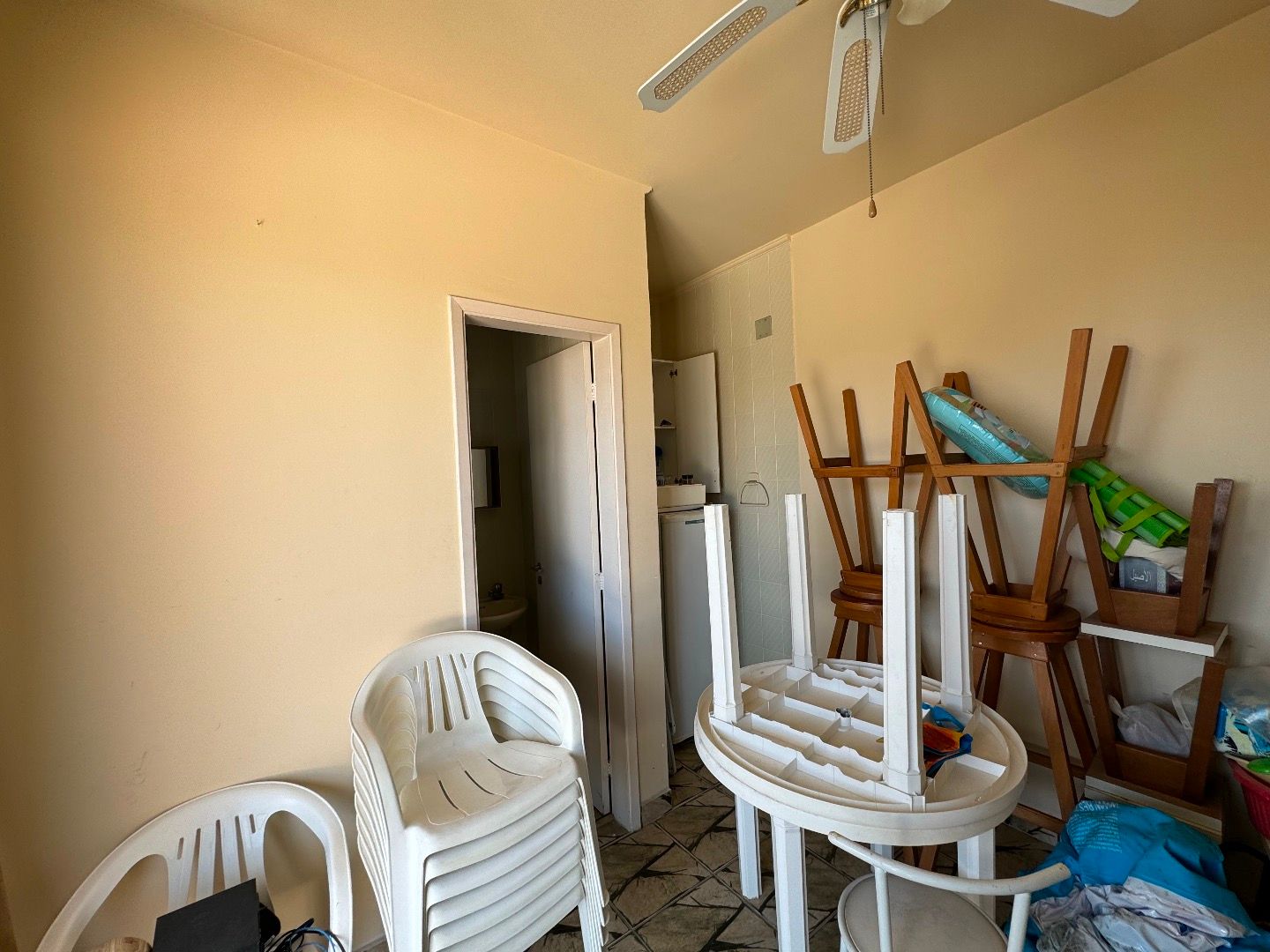 Cobertura no Balneário São João Batista, em Peruíbe, com 3 dormitórios, piscina privativa, sacada com vista para o mar e duas vagas de garagem.