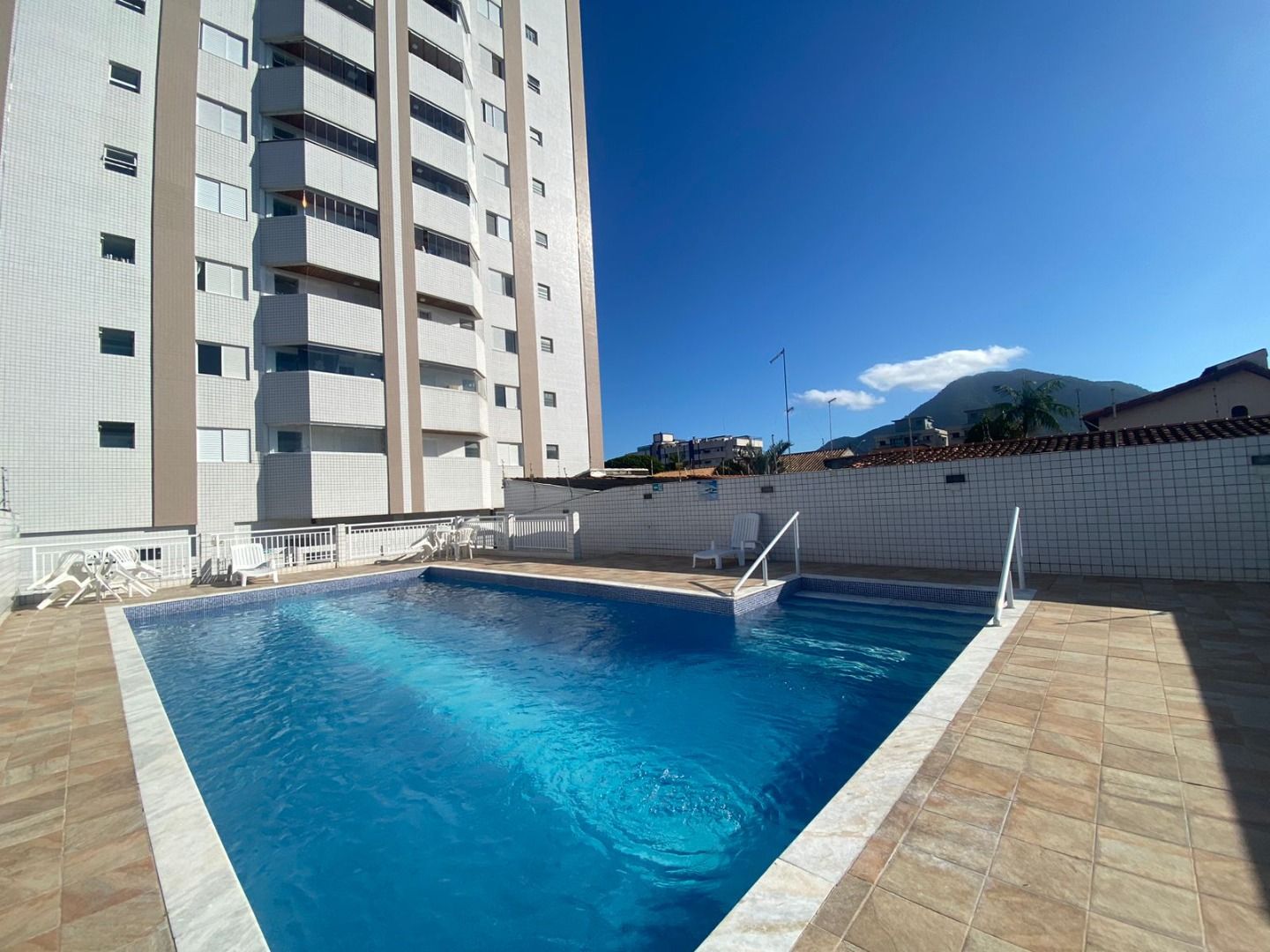 Apartamento no Centro de Peruíbe com 144 m², 3 dormitórios, varanda gourmet com vista para o mar e alto padrão.