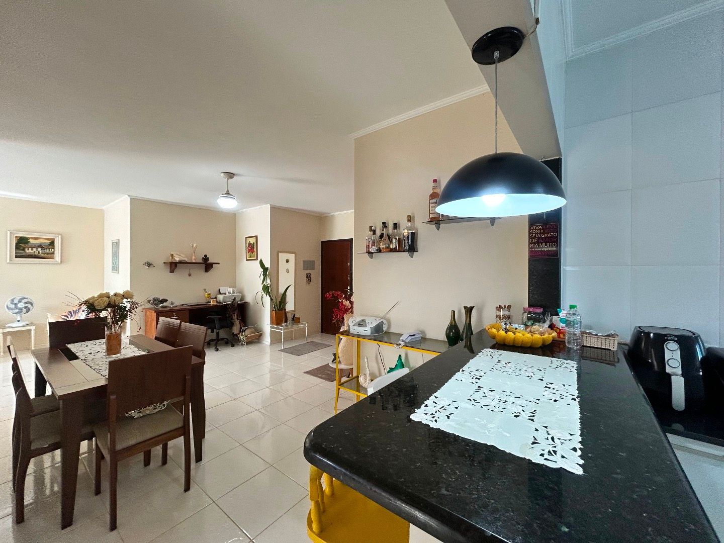 Apartamento na Balneário Stella Maris com 98 m², suíte, varanda, condomínio com piscina e a 500 metros da praia.