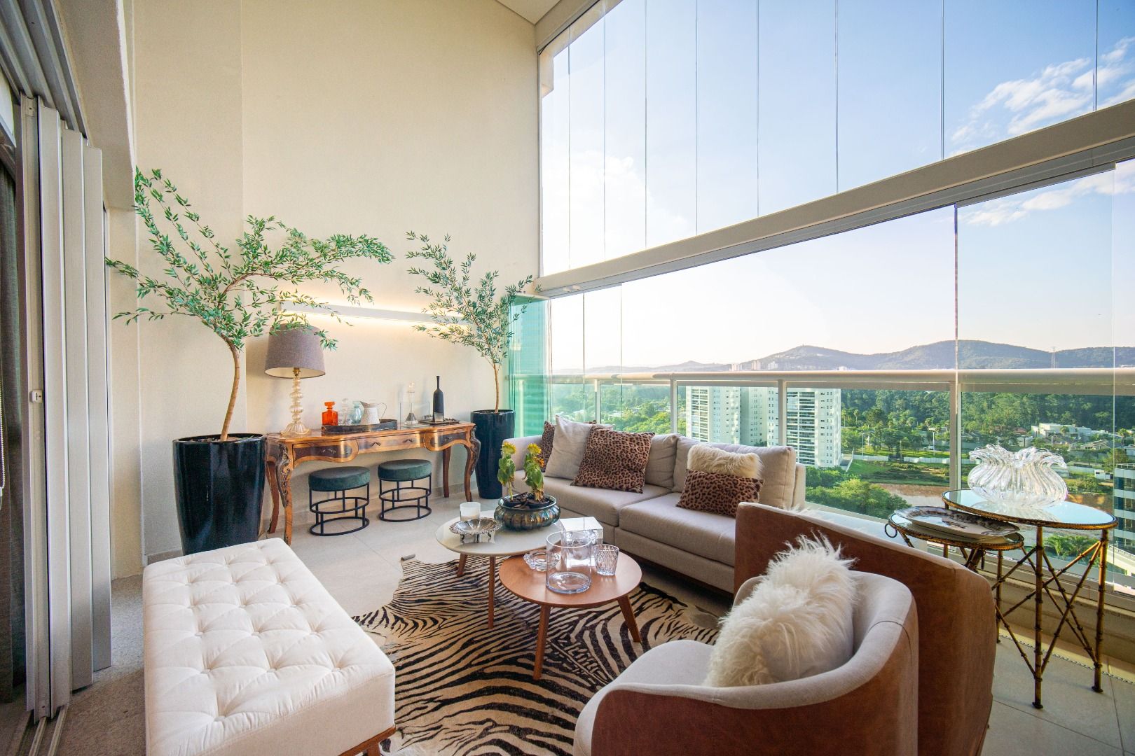 Apartamento em Alphaville Centro de Apoio I, Barueri, com 336 m², 5 suítes, piscina privativa, espaço gourmet, mobiliado e vista para o lago.