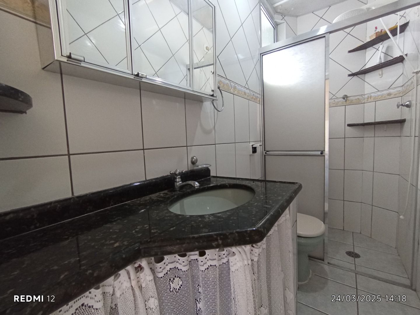 Apartamento no Balneário Stella Maris, em Peruíbe, com vista para o mar, 65 m², cozinha americana e localização privilegiada.