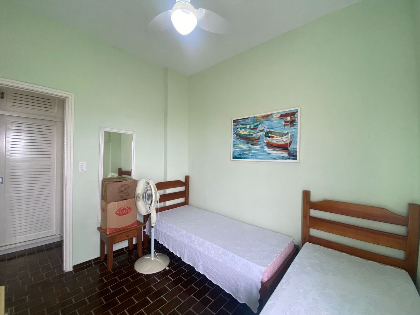 Apartamento na Estância Balneária Belmira Nova em Peruíbe com 3 dormitórios, sacada, vista para o mar e localização a 200 metros da praia.