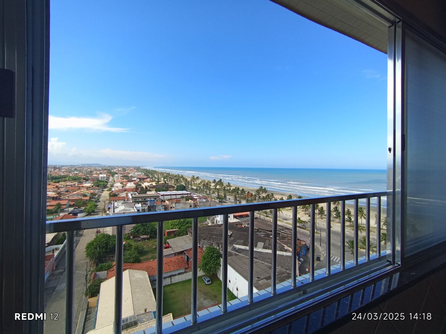 Apartamento no Balneário Stella Maris, em Peruíbe, com vista para o mar, 65 m², cozinha americana e localização privilegiada.