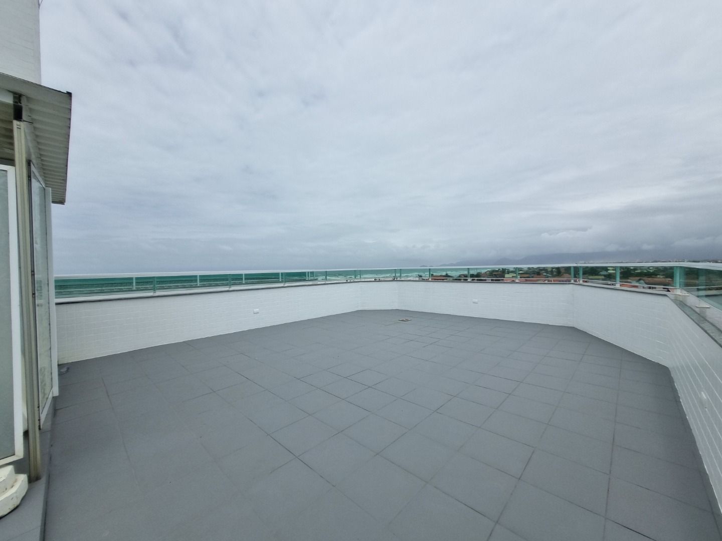 Cobertura na Estância Balneária Belmira Nova em Peruíbe com vista para o mar, sacada ampla, três dormitórios e localização a 200 metros da praia.