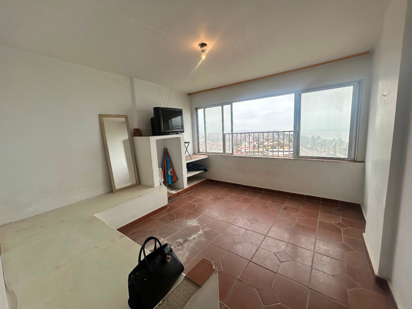 Apartamento no Centro de Peruíbe, com 43 m², 1 dormitório, varanda com vista para o mar e portaria 24 horas.