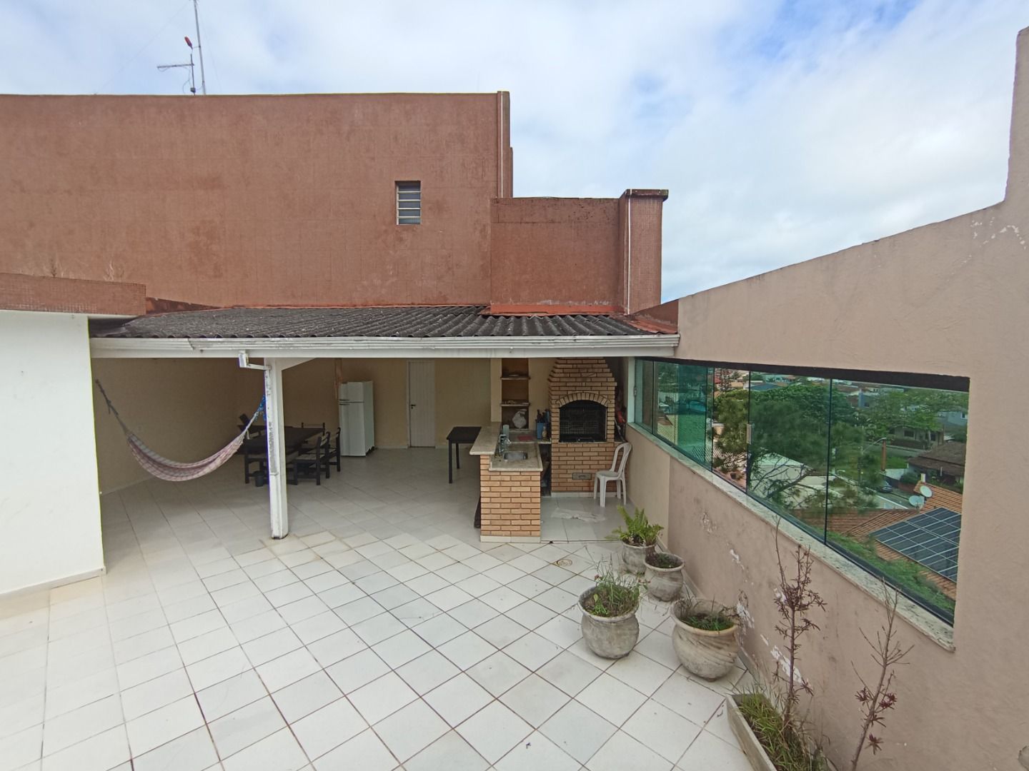 Cobertura duplex no Balneário Stella Maris, em Peruíbe, com 264 m², 3 dormitórios, suíte, jacuzzi, churrasqueira e área de lazer privativa.