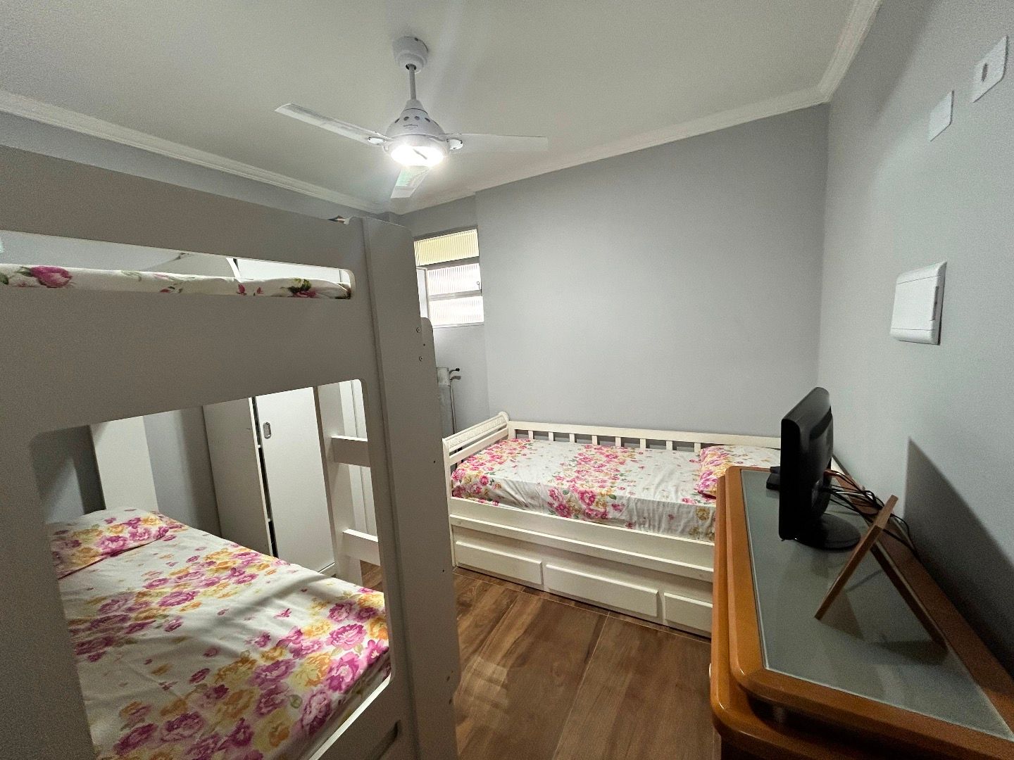 Apartamento no Centro de Peruíbe, com 129 m², 3 dormitórios, 2 suítes, ambientes integrados e vista para o mar.