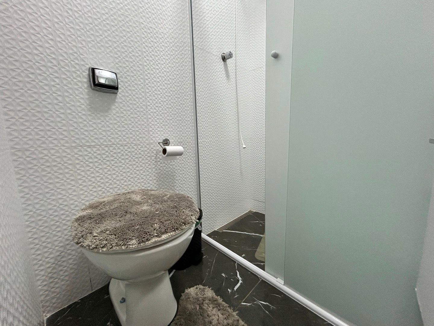 Apartamento no Centro de Peruíbe, com 129 m², 3 dormitórios, 2 suítes, ambientes integrados e vista para o mar.