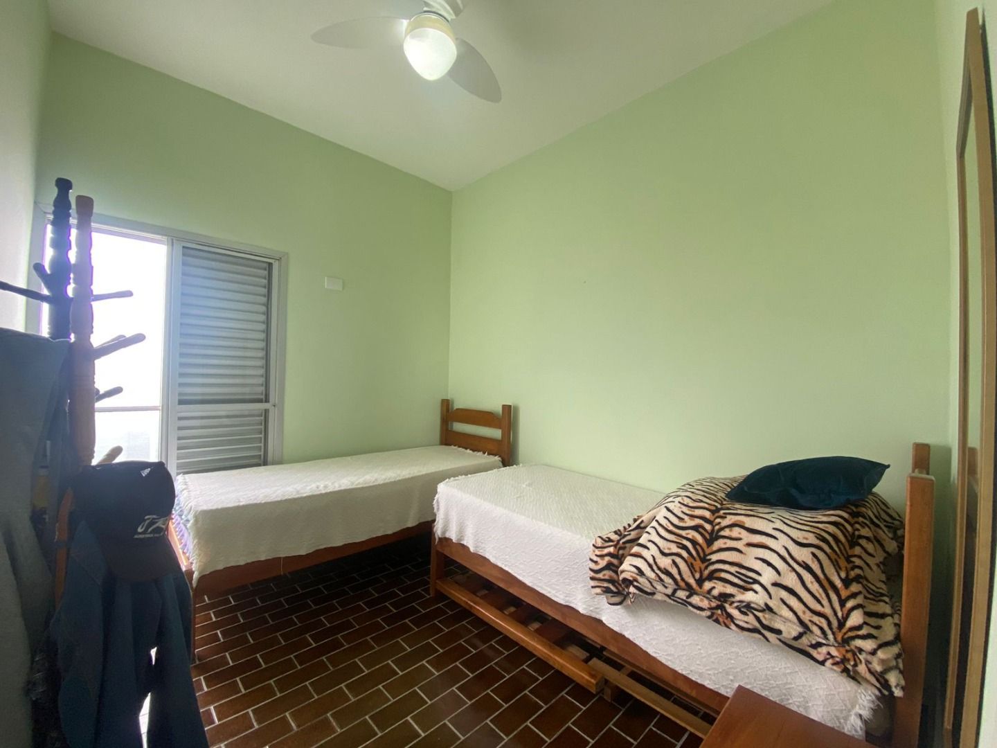 Apartamento na Estância Balneária Belmira Nova em Peruíbe com 3 dormitórios, sacada, vista para o mar e localização a 200 metros da praia.