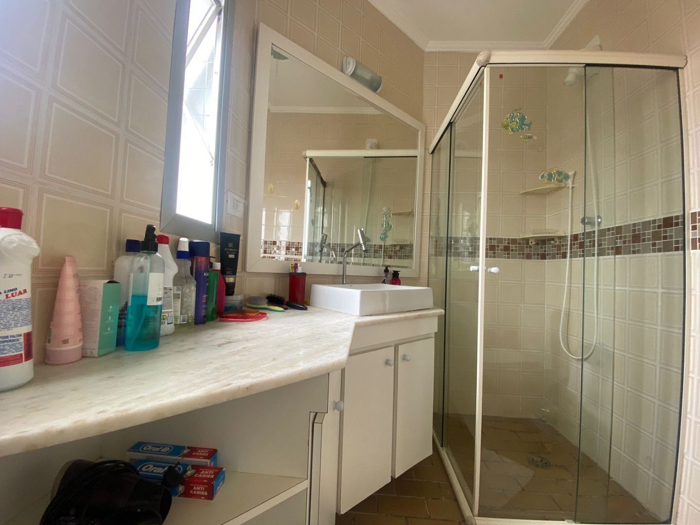 Apartamento na Estância Balneária Belmira Nova em Peruíbe com 3 dormitórios, sacada, vista para o mar e localização a 200 metros da praia.