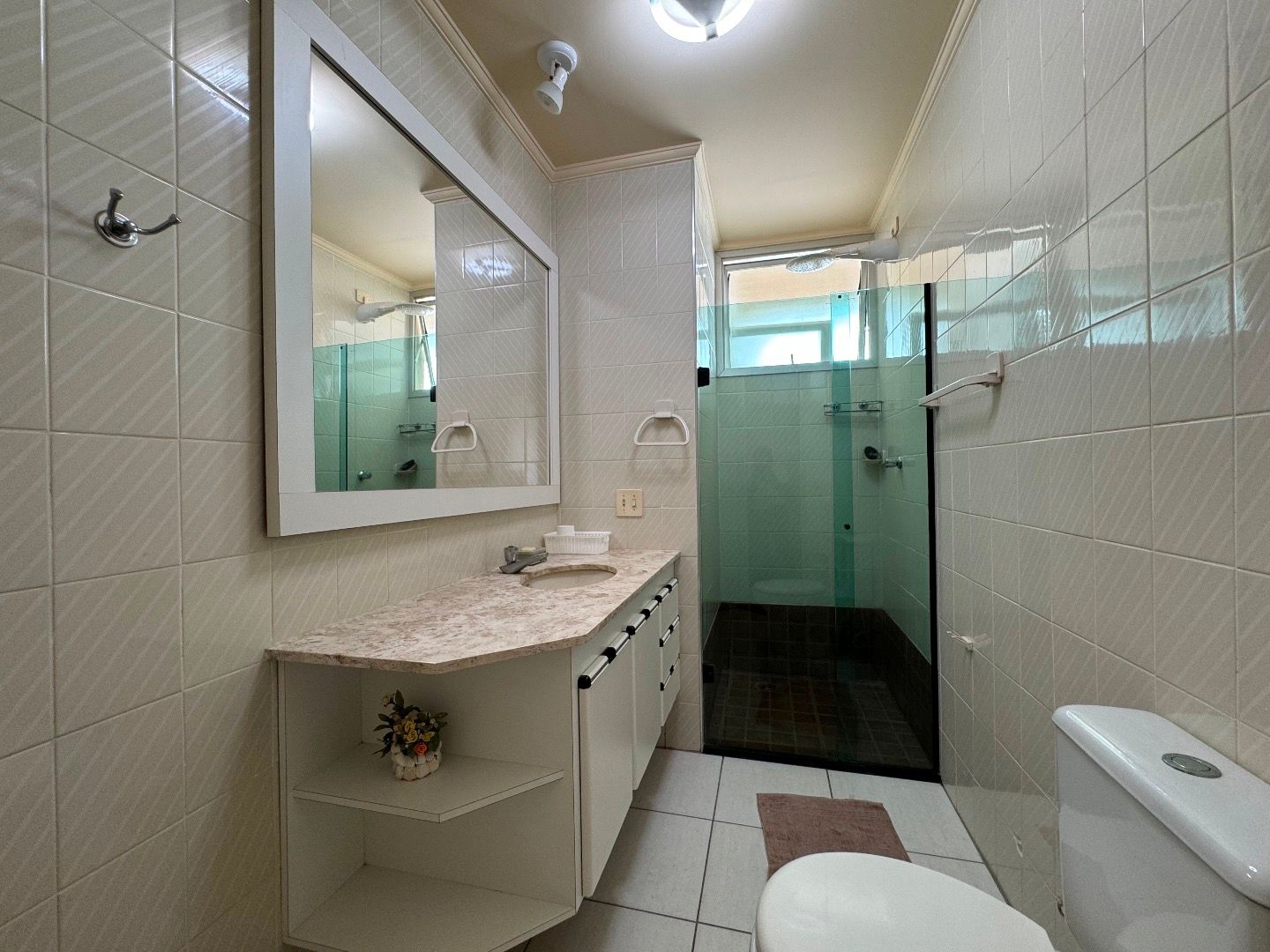 Cobertura no Balneário São João Batista, em Peruíbe, com 3 dormitórios, piscina privativa, sacada com vista para o mar e duas vagas de garagem.