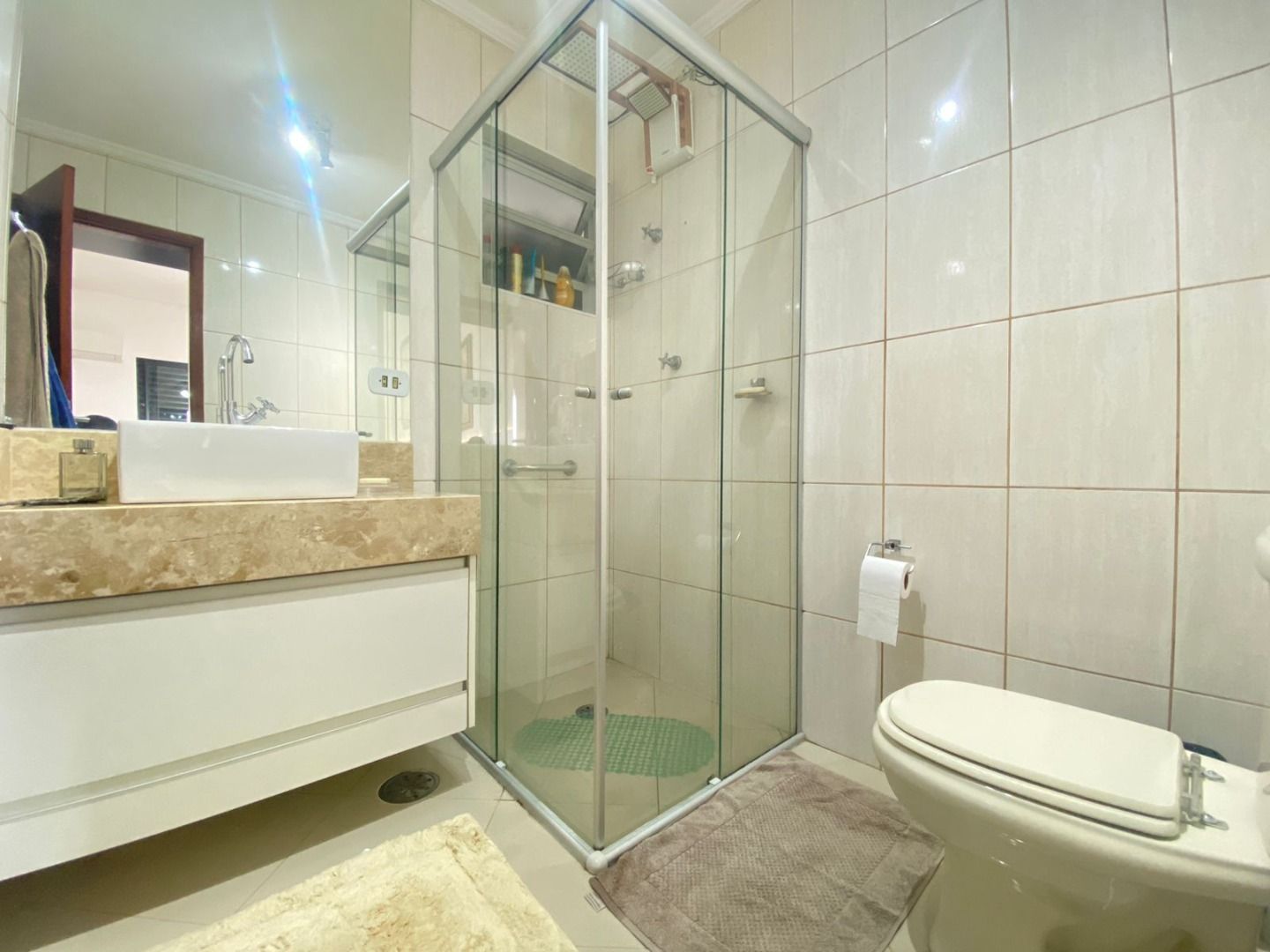 Apartamento no Balneário Samburá, em Peruíbe, com 2 dormitórios, suíte, sacadas com vista para o mar, condomínio com lazer e segurança 24 horas.