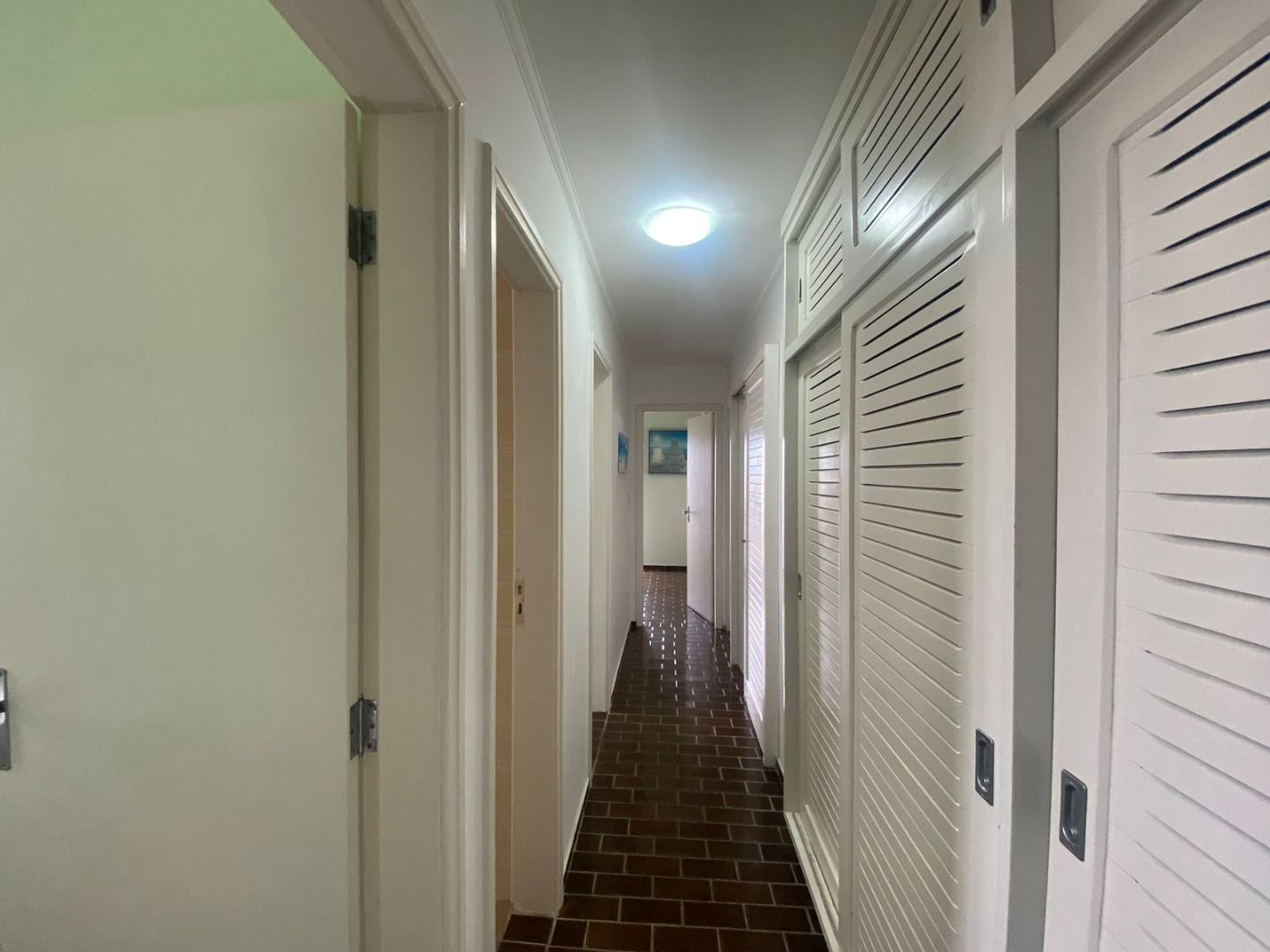 Apartamento na Estância Balneária Belmira Nova em Peruíbe com 3 dormitórios, sacada, vista para o mar e localização a 200 metros da praia.