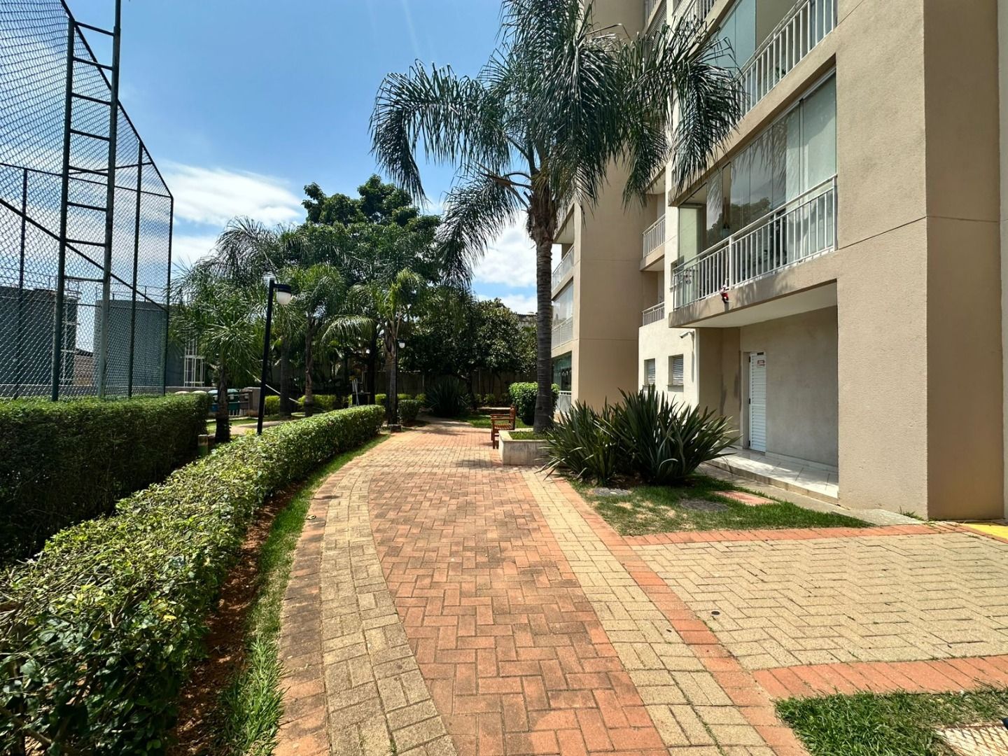 Apartamento no Condomínio Alphaview, em Barueri, com 83 m², suíte, sala ampliada, churrasqueira elétrica e 2 vagas.