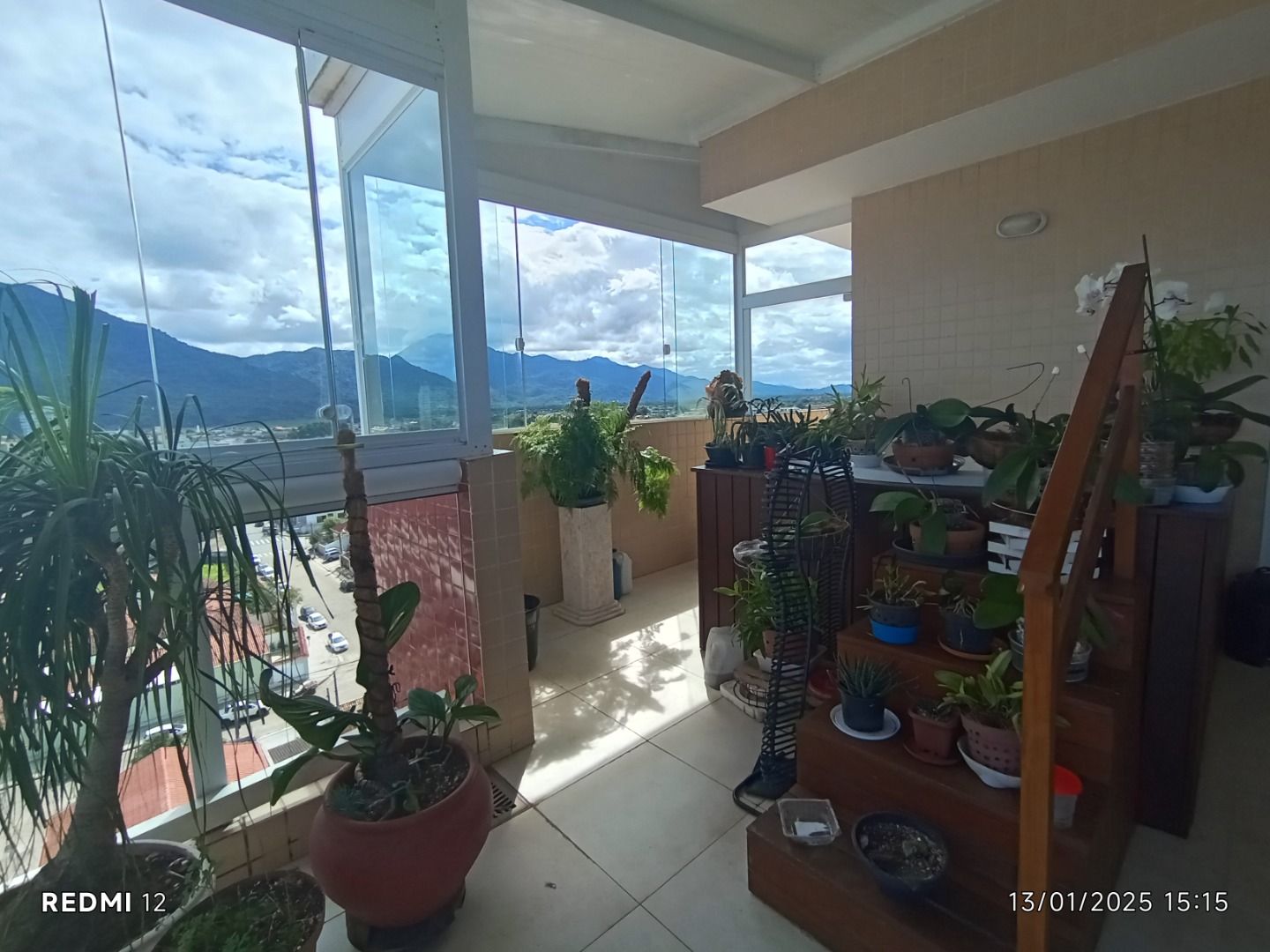 Apartamento duplex no Centro de Peruíbe com 280 m², 4 suítes, varanda gourmet, ofurô e vista permanente para o mar.