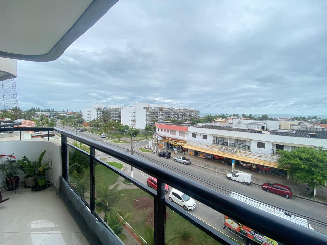 Apartamento no Balneário Samburá, em Peruíbe, com 2 dormitórios, suíte, sacadas com vista para o mar, condomínio com lazer e segurança 24 horas.