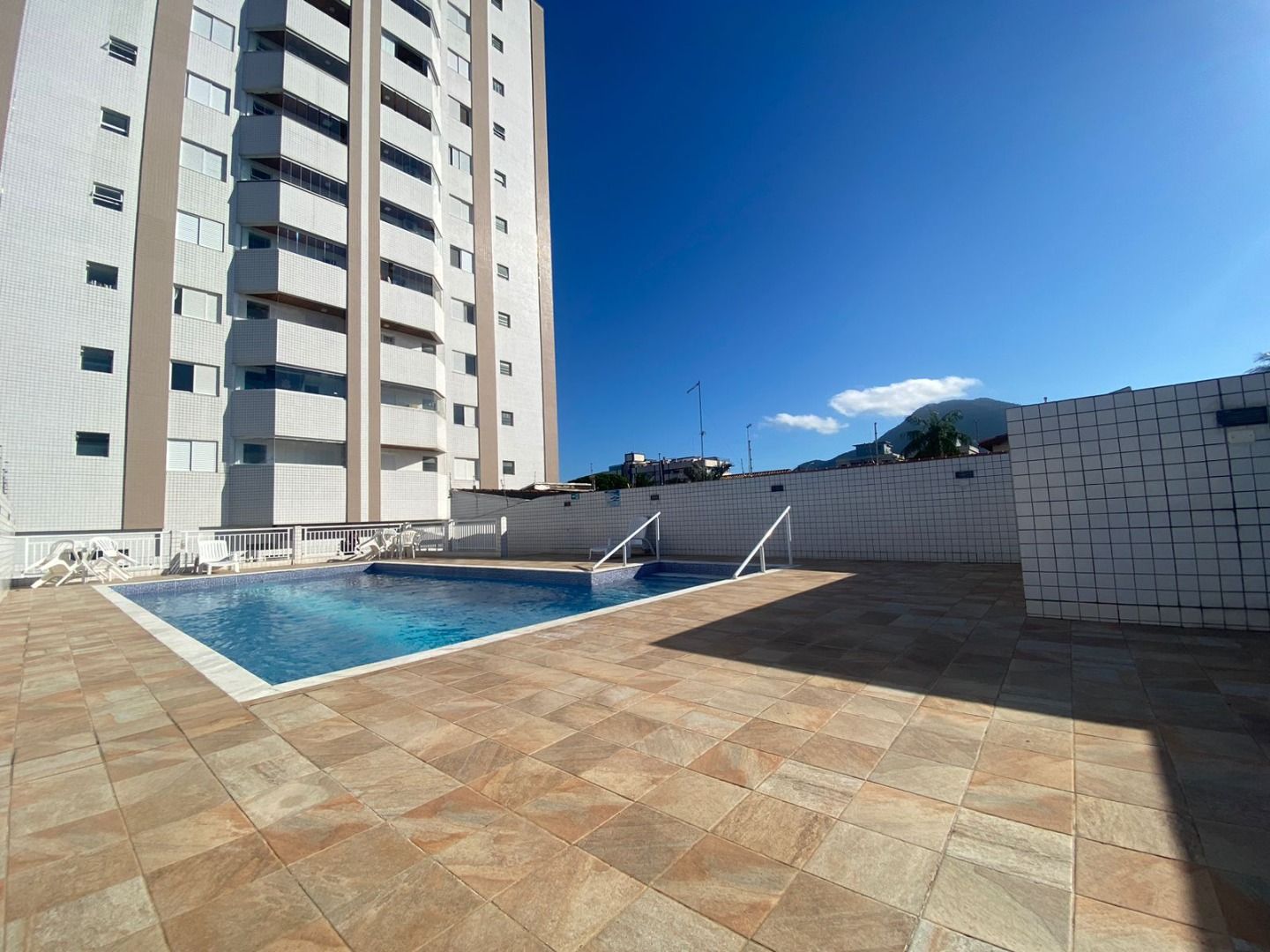 Apartamento no Centro de Peruíbe com 144 m², 3 dormitórios, varanda gourmet com vista para o mar e alto padrão.