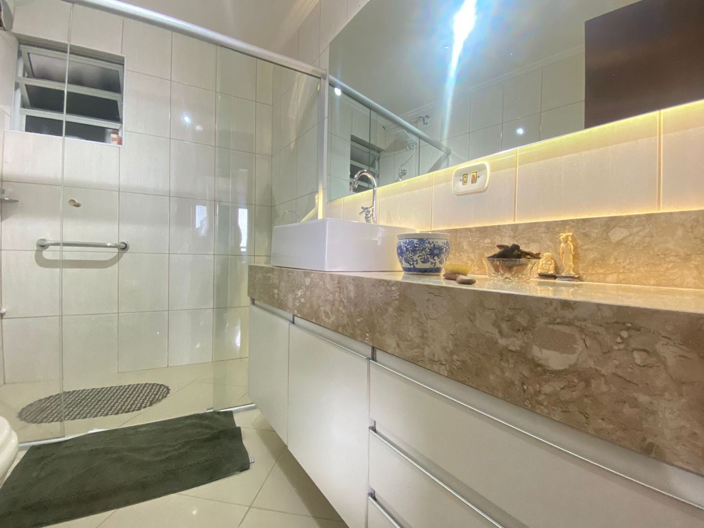 Apartamento no Balneário Samburá, em Peruíbe, com 2 dormitórios, suíte, sacadas com vista para o mar, condomínio com lazer e segurança 24 horas.