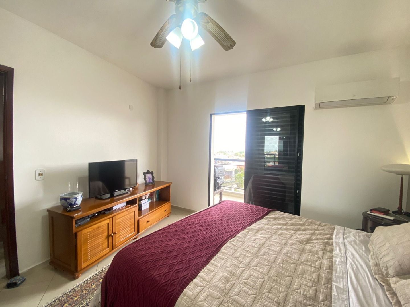 Apartamento no Balneário Samburá, em Peruíbe, com 2 dormitórios, suíte, sacadas com vista para o mar, condomínio com lazer e segurança 24 horas.