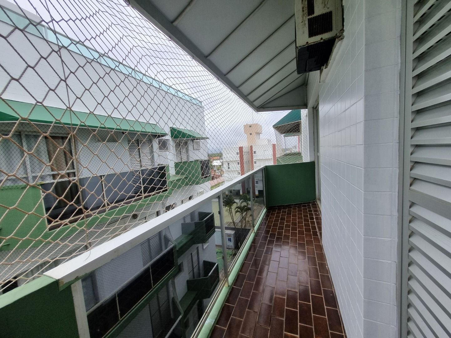 Cobertura na Estância Balneária Belmira Nova em Peruíbe com vista para o mar, sacada ampla, três dormitórios e localização a 200 metros da praia.