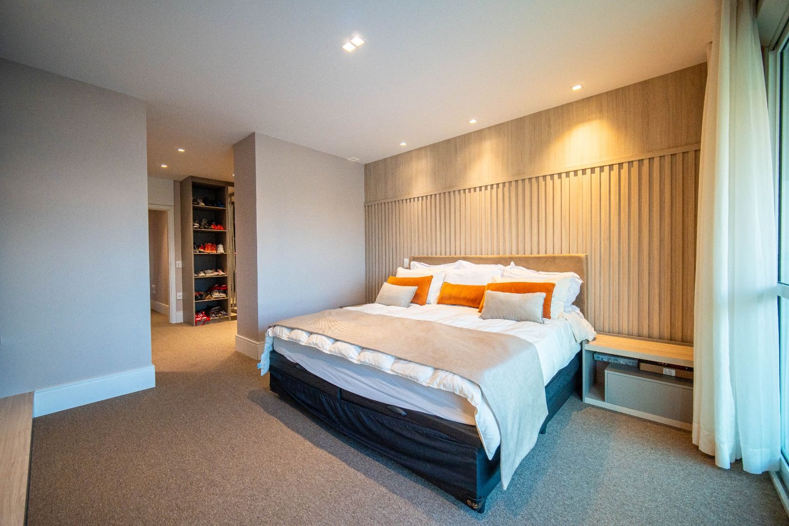 Apartamento em Alphaville Centro de Apoio I, Barueri, com 336 m², 5 suítes, piscina privativa, espaço gourmet, mobiliado e vista para o lago.