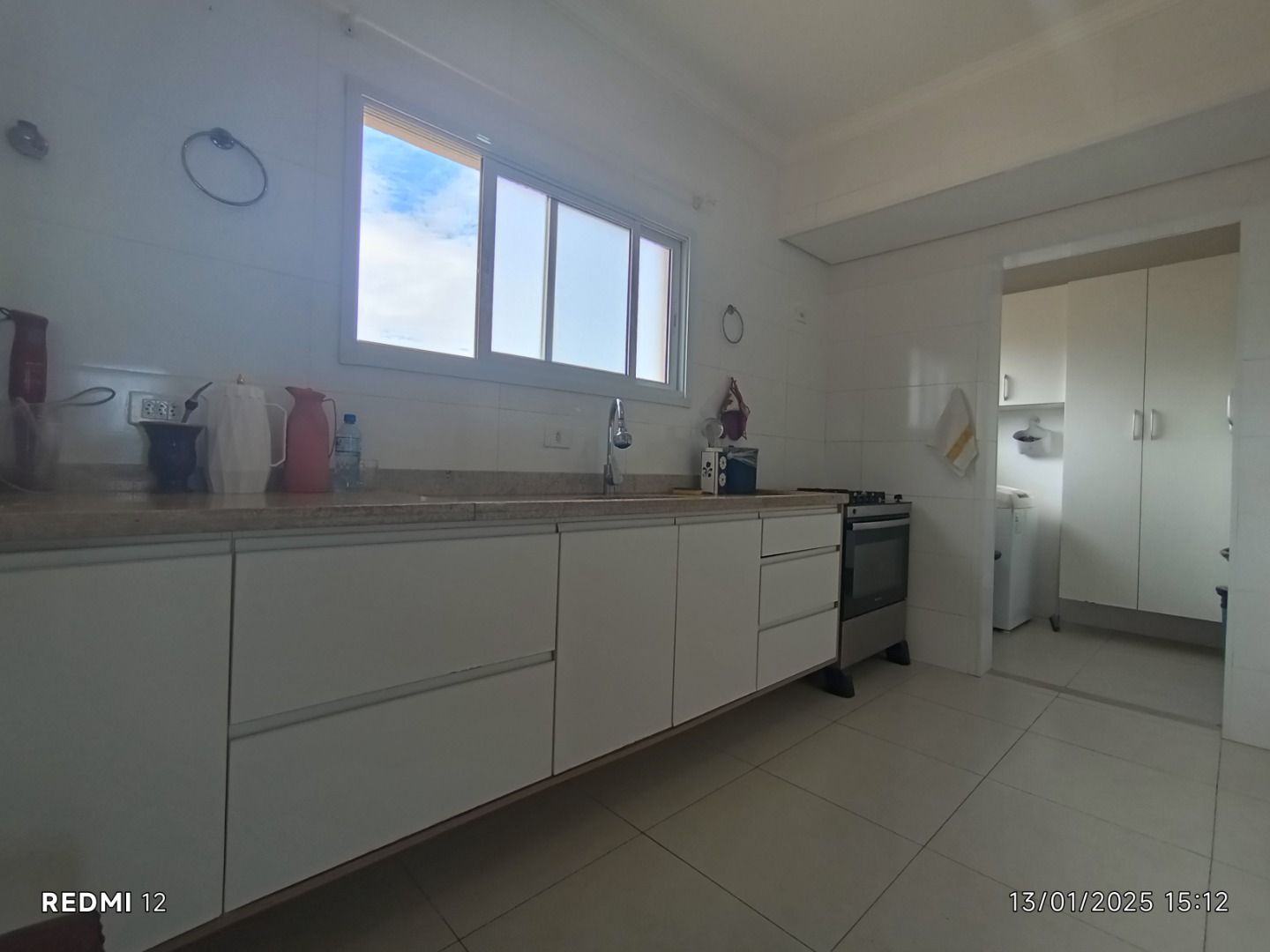 Apartamento duplex no Centro de Peruíbe com 280 m², 4 suítes, varanda gourmet, ofurô e vista permanente para o mar.