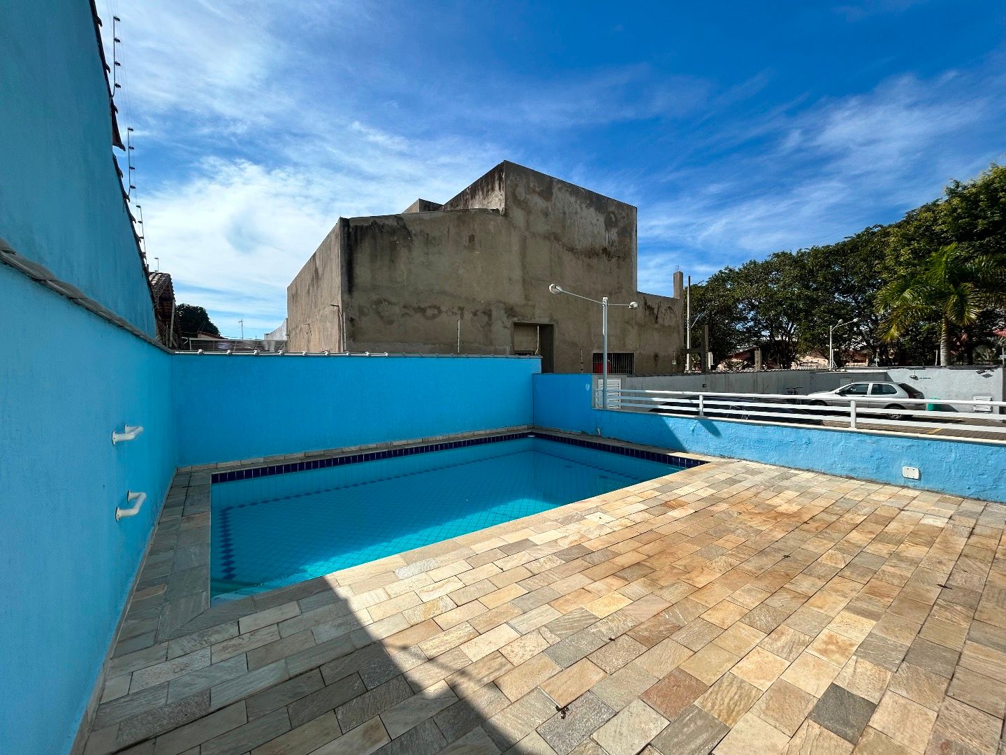 Apartamento na Balneário Stella Maris com 98 m², suíte, varanda, condomínio com piscina e a 500 metros da praia.