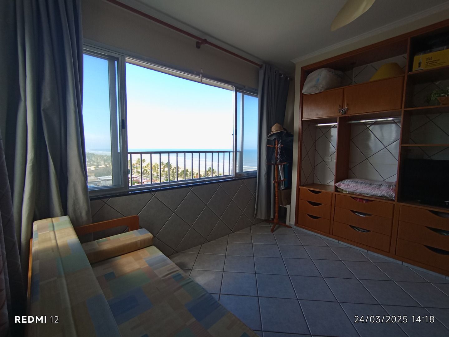 Apartamento no Balneário Stella Maris, em Peruíbe, com vista para o mar, 65 m², cozinha americana e localização privilegiada.