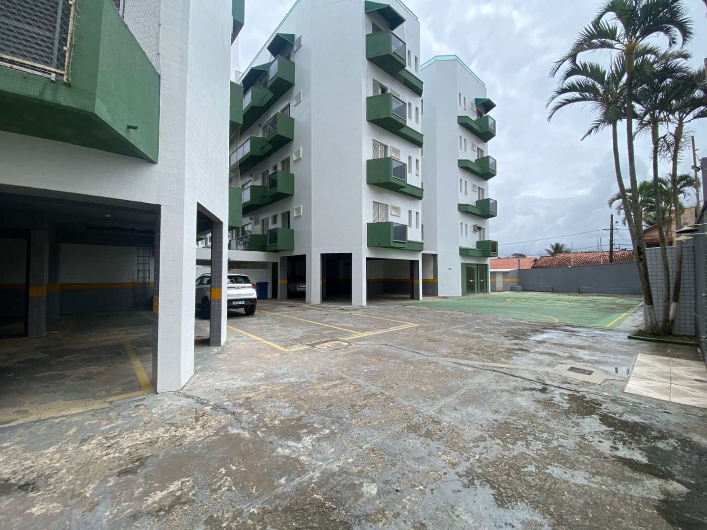 Apartamento na Estância Balneária Belmira Nova em Peruíbe com 3 dormitórios, sacada, vista para o mar e localização a 200 metros da praia.