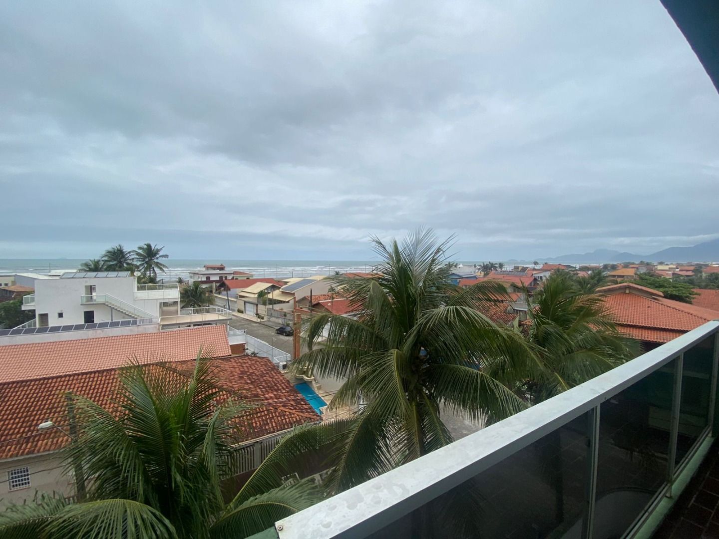 Apartamento na Estância Balneária Belmira Nova em Peruíbe com 3 dormitórios, sacada, vista para o mar e localização a 200 metros da praia.