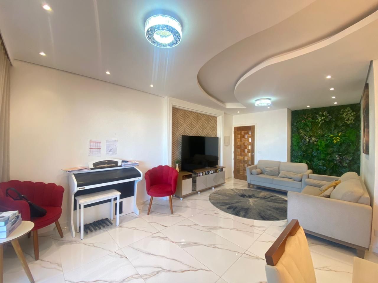 Apartamento no Centro de Peruíbe com 144 m², 3 dormitórios, varanda gourmet com vista para o mar e alto padrão.