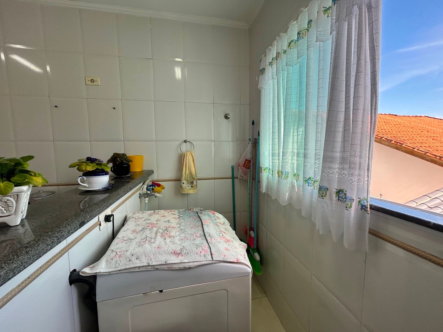 Apartamento na Balneário Stella Maris com 98 m², suíte, varanda, condomínio com piscina e a 500 metros da praia.