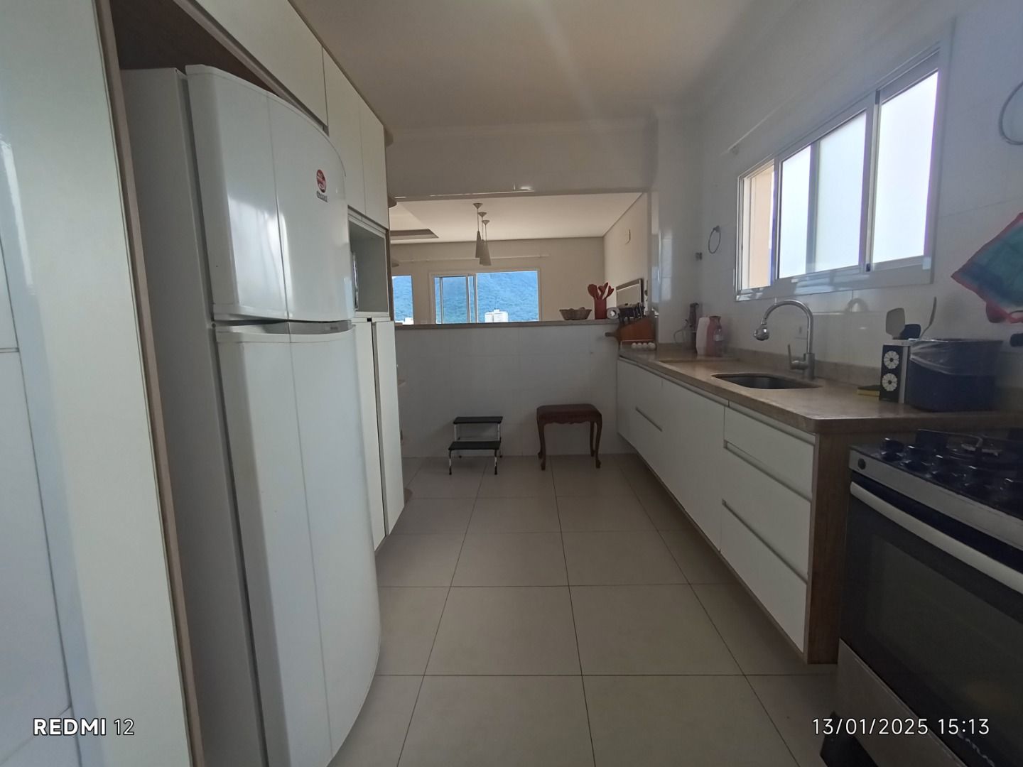 Apartamento duplex no Centro de Peruíbe com 280 m², 4 suítes, varanda gourmet, ofurô e vista permanente para o mar.