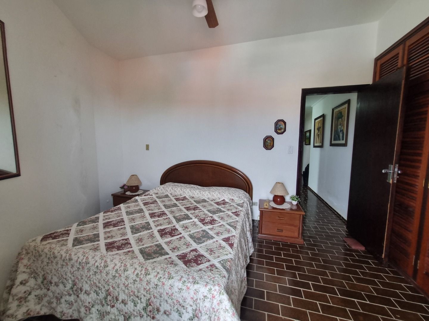 Cobertura na Estância Balneária Belmira Nova em Peruíbe com vista para o mar, sacada ampla, três dormitórios e localização a 200 metros da praia.