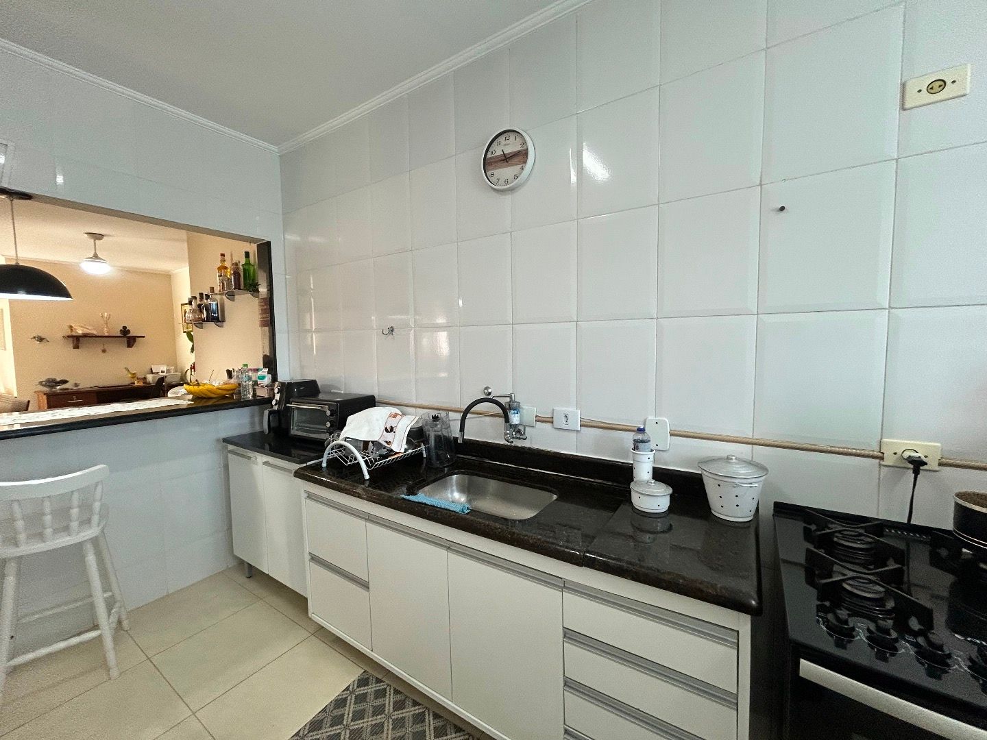 Apartamento na Balneário Stella Maris com 98 m², suíte, varanda, condomínio com piscina e a 500 metros da praia.