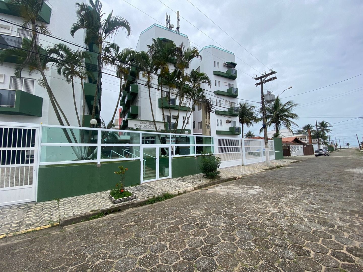 Cobertura na Estância Balneária Belmira Nova em Peruíbe com vista para o mar, sacada ampla, três dormitórios e localização a 200 metros da praia.