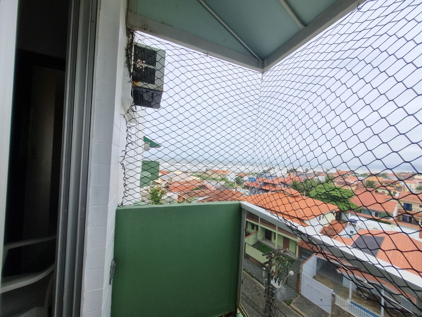 Cobertura na Estância Balneária Belmira Nova em Peruíbe com vista para o mar, sacada ampla, três dormitórios e localização a 200 metros da praia.