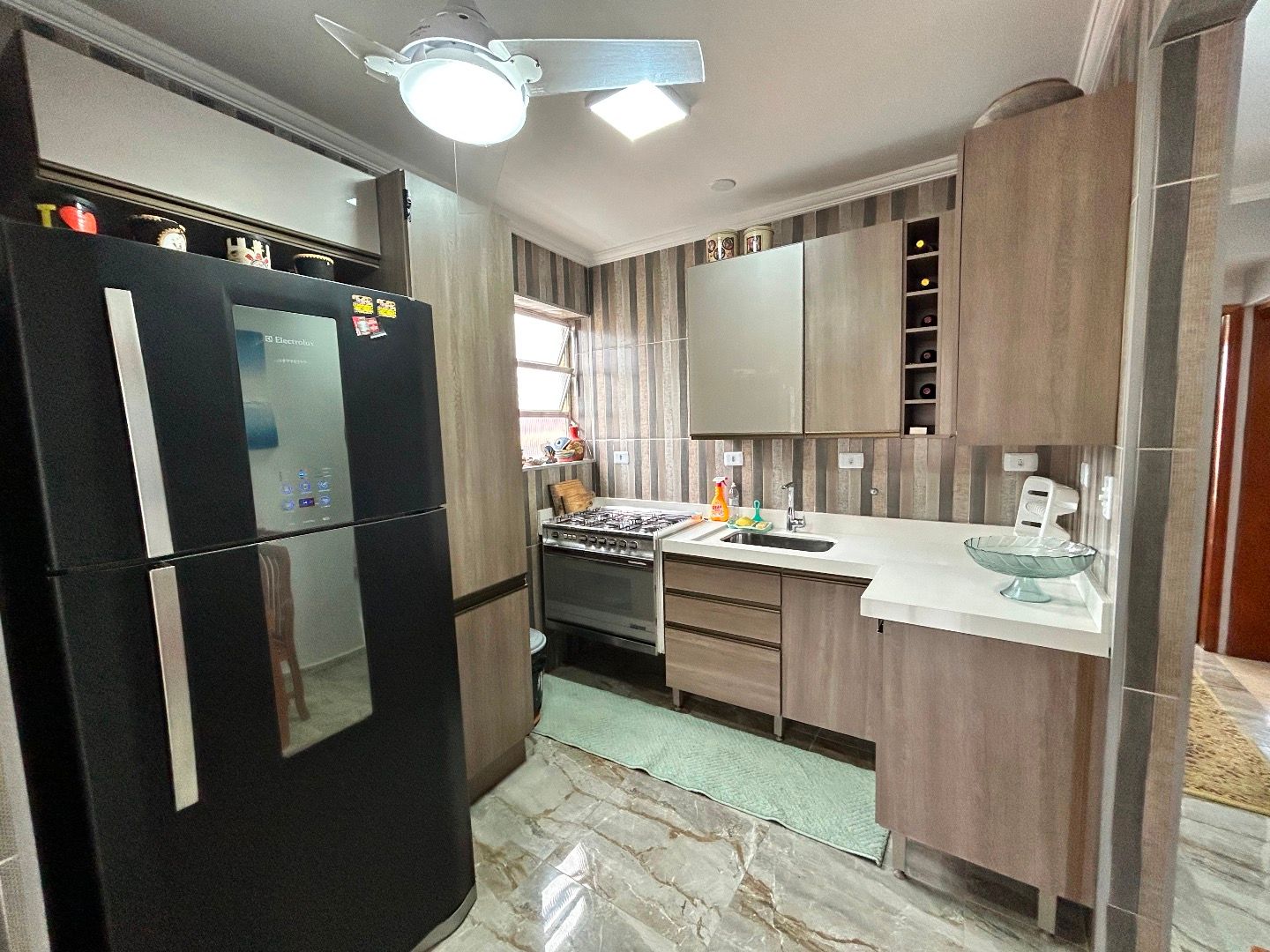 Apartamento no Centro de Peruíbe, com 129 m², 3 dormitórios, 2 suítes, ambientes integrados e vista para o mar.