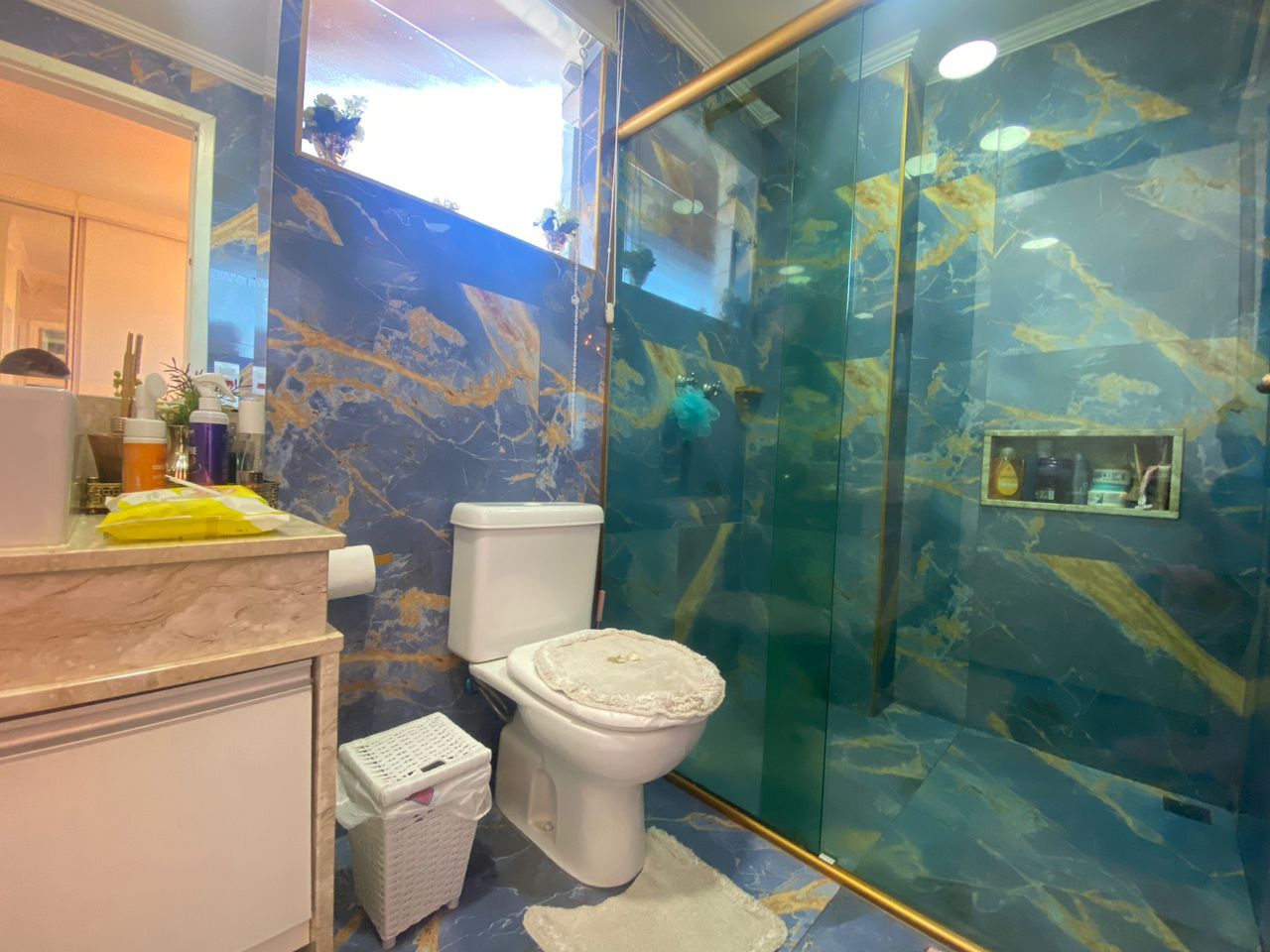 Apartamento no Centro de Peruíbe com 144 m², 3 dormitórios, varanda gourmet com vista para o mar e alto padrão.