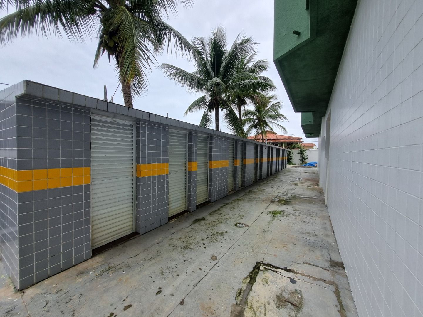 Apartamento na Estância Balneária Belmira Nova em Peruíbe com 3 dormitórios, sacada, vista para o mar e localização a 200 metros da praia.