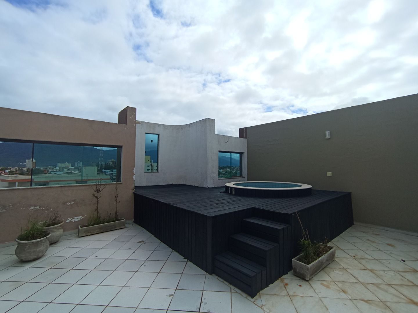 Cobertura duplex no Balneário Stella Maris, em Peruíbe, com 264 m², 3 dormitórios, suíte, jacuzzi, churrasqueira e área de lazer privativa.