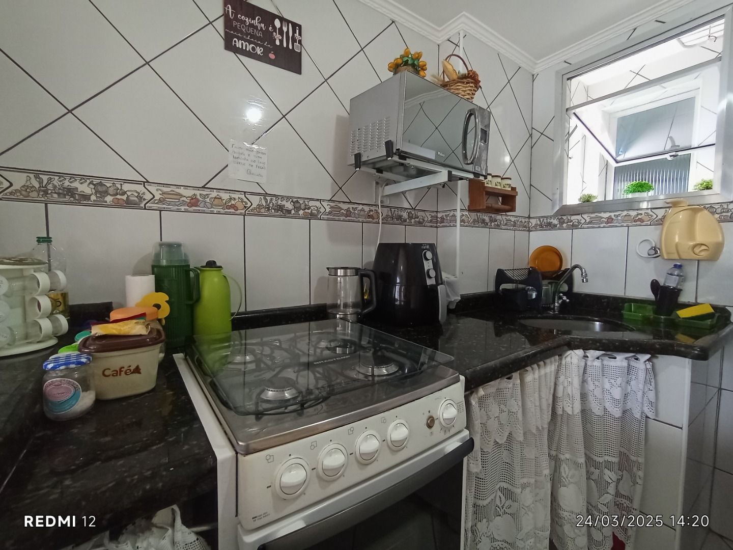 Apartamento no Balneário Stella Maris, em Peruíbe, com vista para o mar, 65 m², cozinha americana e localização privilegiada.