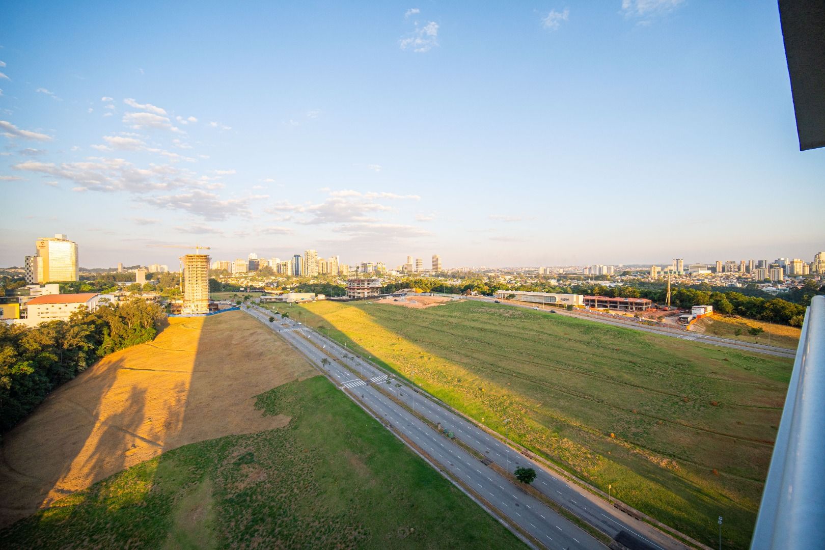 Apartamento em Alphaville Centro de Apoio I, Barueri, com 336 m², 5 suítes, piscina privativa, espaço gourmet, mobiliado e vista para o lago.
