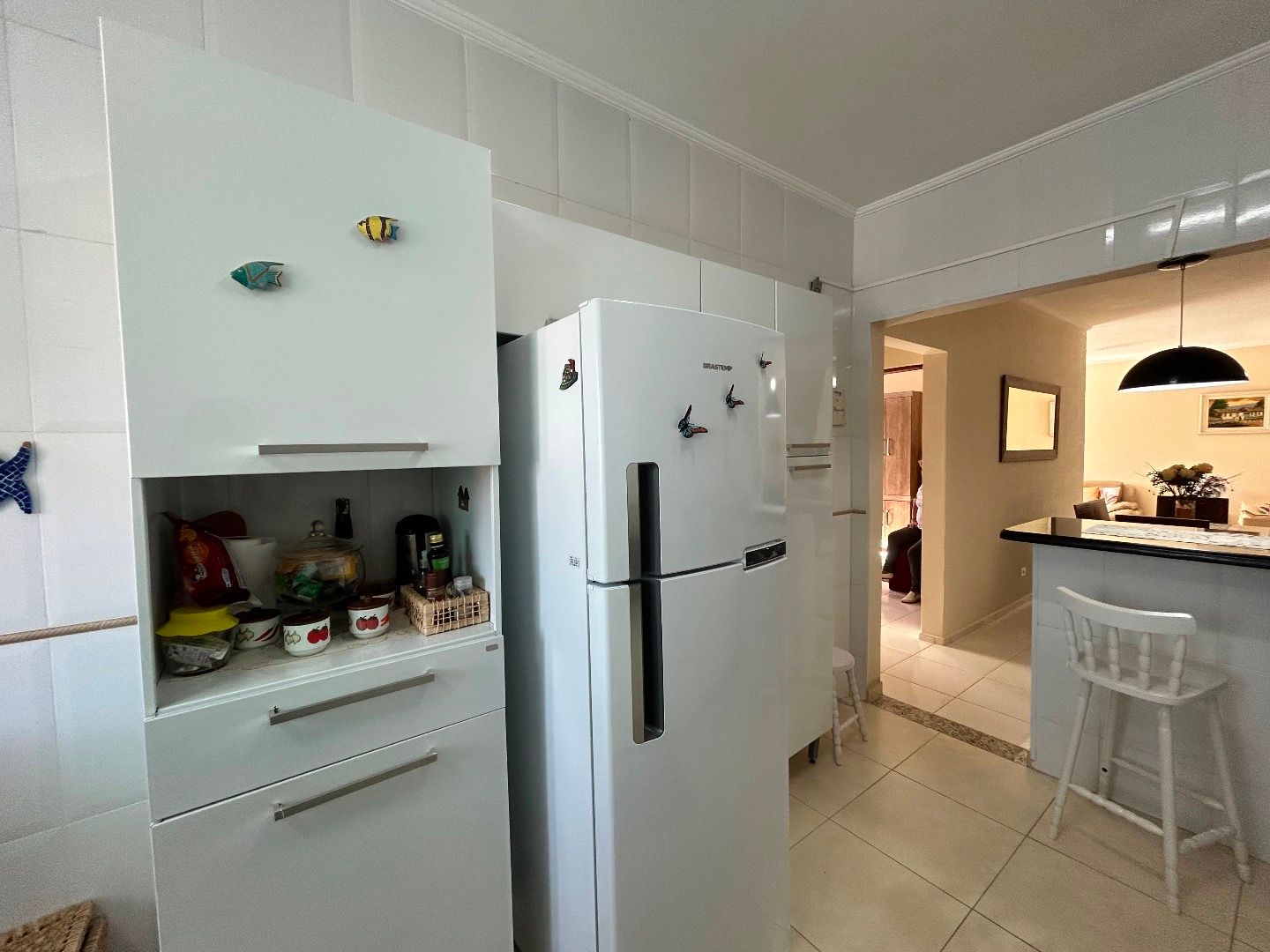 Apartamento na Balneário Stella Maris com 98 m², suíte, varanda, condomínio com piscina e a 500 metros da praia.